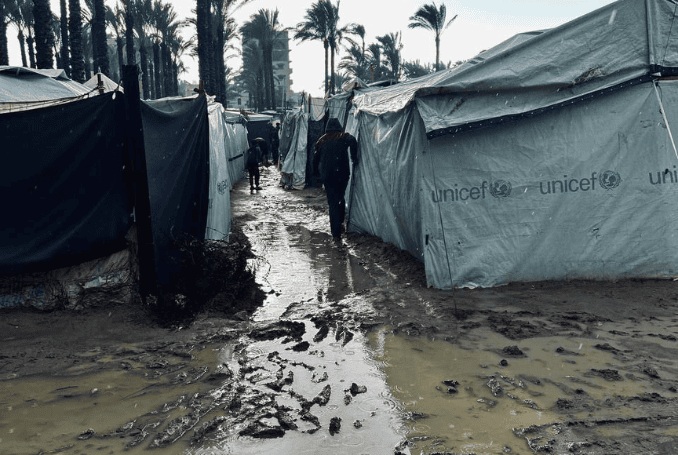 Tents in Gaza are flooded by rainwater. (Photo: Moustafa Hammouda, via QNN)